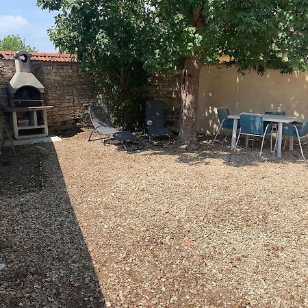 Agreable Maison De Ville Avec Cour Privative Au Coeur Du Chablisien Maligny Exterior photo