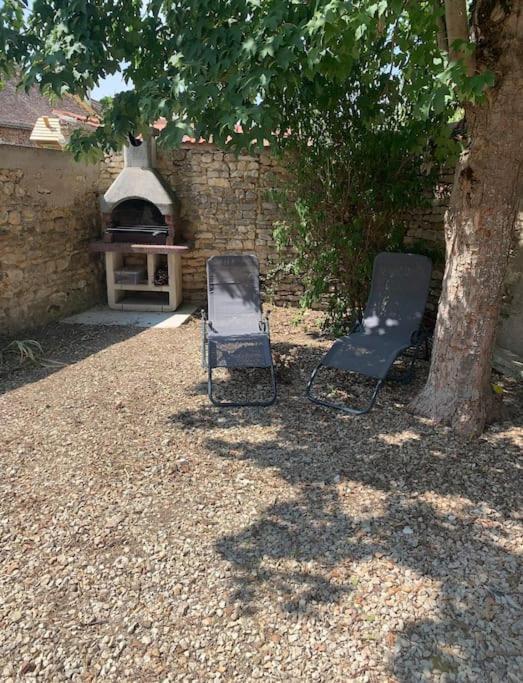 Agreable Maison De Ville Avec Cour Privative Au Coeur Du Chablisien Maligny Exterior photo