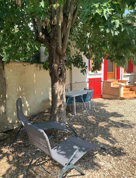 Agreable Maison De Ville Avec Cour Privative Au Coeur Du Chablisien Maligny Exterior photo