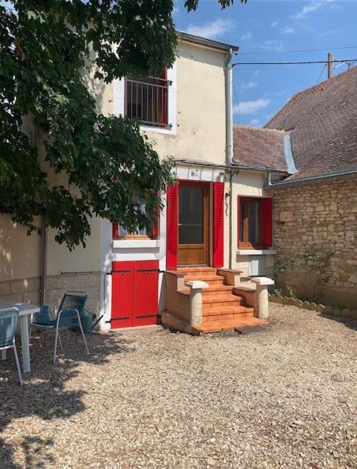 Agreable Maison De Ville Avec Cour Privative Au Coeur Du Chablisien Maligny Exterior photo